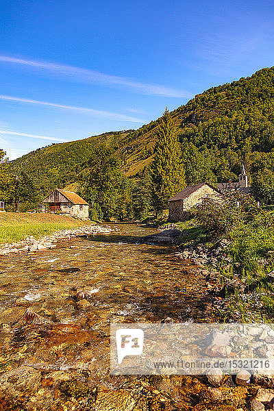 Blick auf das Dorf Ustou im Sommer  Couserans-Pyrenäen  Ustou-Tal  Ariege  Okzitanien  Frankreich.