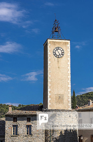 Frankreich  Drome  Regionaler Naturpark der provenzalischen Baronnies  Mollans-sur-Ouveze  Glockenturm über einem alten Rundturm