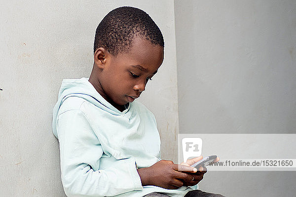 Dieses Kind spielt ein Spiel auf seinem Mobiltelefon.