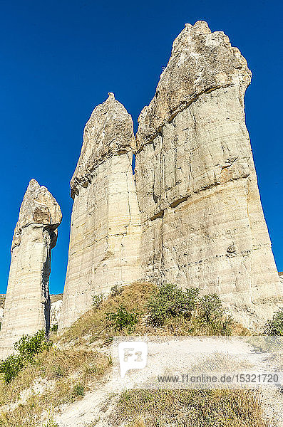 Türkei  Goreme-Nationalpark und die Felsenstätten von Kappadokien  Tuffkegel des Liebestals (oder weißen Tals) mit Hoodoos in Phallusform (UNESCO-Welterbe)