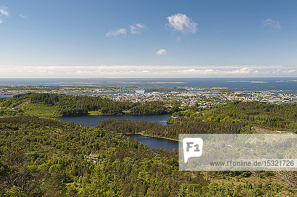 Landschaftsblick auf den Fjord  Haugesund  Norwegen