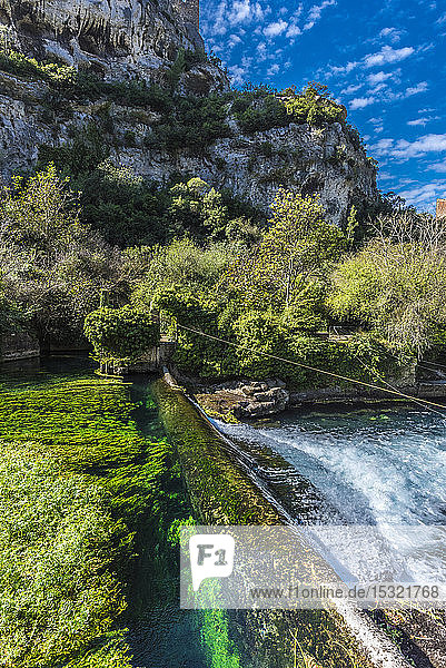 Frankreich  Provence  Vaucluse  pays des Sorgues  Fontaine de Vaucluse  Staudamm am Fluss Songues