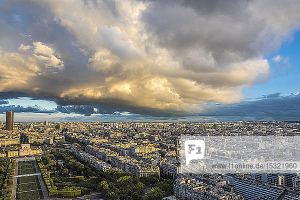 Frankreich  7. und 15. Arrondissement von Paris  Blick vom Eiffelturm (Champ de Mars und Tour Montparnasse)