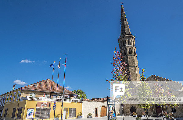 Frankreich  Gers  Marciac  Haus des 'Jazz Ã Marciac' und Glockenturm des alten Augustinerinnenklosters (14. Jahrhundert) (Jakobsweg)