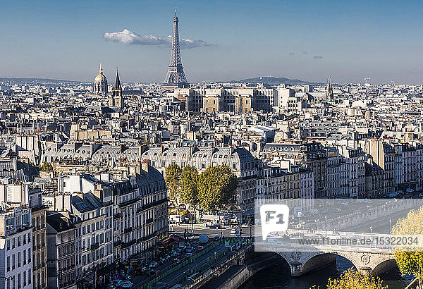 Frankreich  Paris 6. und 7. Arrondissement  von den Türmen der Kathedrale Notre-Dame  Blick auf die Pont Saint Michel  den Glockenturm der Kirche Saint-Germain-des-Pres  den Dome des Invalides und den Eiffelturm
