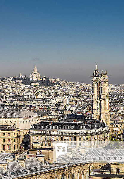 Frankreich  Paris  4. und 18. Arrondissement  Ile de la Cite  Blick auf den Tour Saint-Jacques und das Sacre-Coeur de Montmartre (Heiliges Herz von Paris) von den Türmen der Kathedrale Notre-Dame