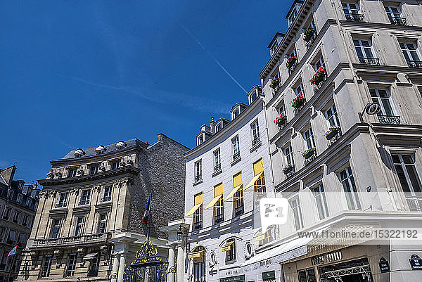 Frankreich  8. Arrondissement von Paris  Place Beauvau  Gebäude und Geschäfte Aveline und Miu-Miu neben dem Eingang des französischen Innenministers