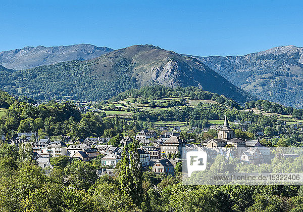 Frankreich  Pyrenäen-Nationalpark  Hautes-Pyrenees  Argeles-Tal  Blick auf das Dorf Saint-Savin.