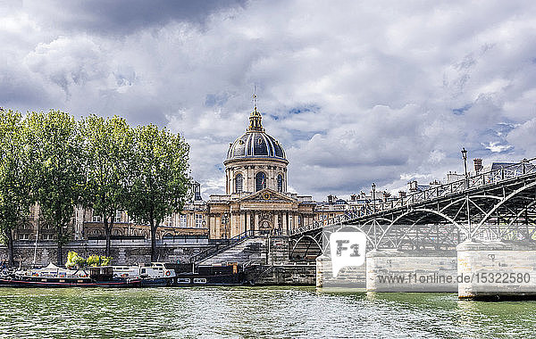 Frankreich  6. Arrondissement von Paris  Passerelle du Pont des Arts (19. Jahrhundert) über die Seine und Institut de France