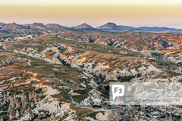 Türkei  Goreme Nationalpark und Felsenstätten von Kappadokien  Tuffsteinkegel und Stadt Goreme (UNESCO-Welterbe)