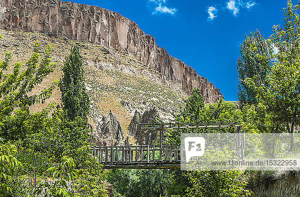 Türkei  Goreme-Nationalpark und die Felsenstätten von Kappadokien  Landschaft mit einer Holzbrücke im Soganli-Tal bei Urgup (UNESCO-Welterbe)