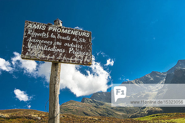Frankreich  Nationalpark Pyrenäen  Hautes-Pyrenees  Berg Hautacam  Schild mit der Aufforderung  die Umwelt zu respektieren