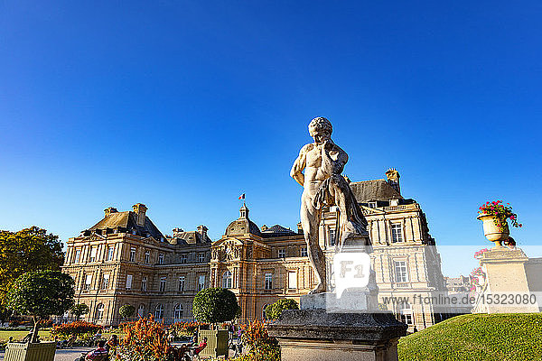 Frankreich  Paris  04. Oktober 2018: Statue vor dem Palais du Luxembourg