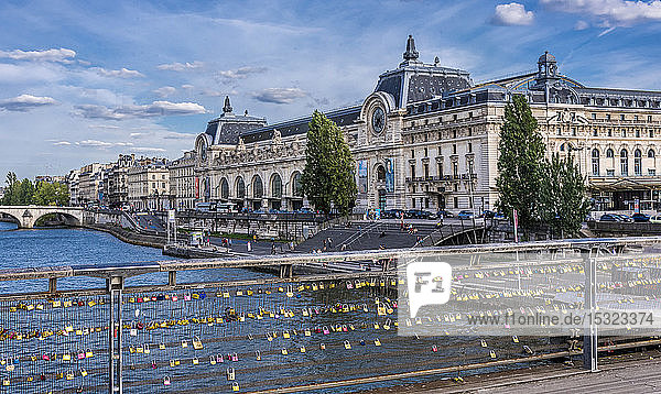 Frankreich  7. Arrondissement von Paris  Musée d'Orsay und Passerelle Leopold-Sedar Senghor über die Seine
