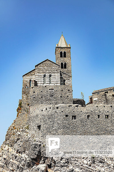 Portovenere  Cinque Terre  Ligurien  Italien - August 09  2018 - Blick auf die alte Kirche San Pietro (1198 geweiht) in Portovenere (UNESCO-Weltkulturerbe)
