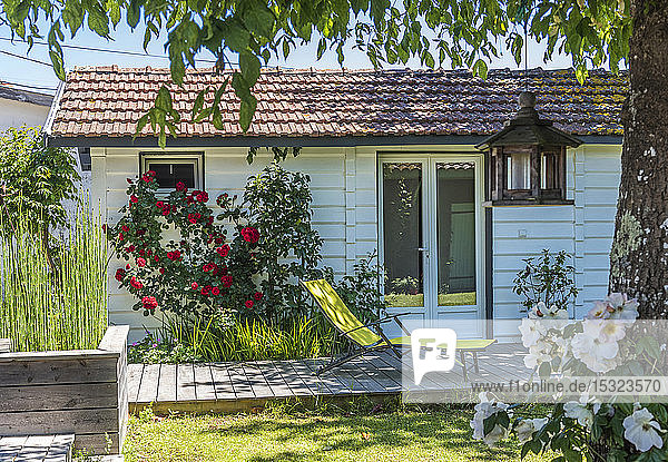 Frankreich  Bucht von Arcachon  kleines Haus in einem privaten Garten