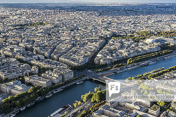 Frankreich  7. und 16. Arrondissement von Paris  Blick vom Eiffelturm nach Norden (orthodoxe Kathedrale der Heiligen Dreifaltigkeit  Seine  Pont de l'Alma)