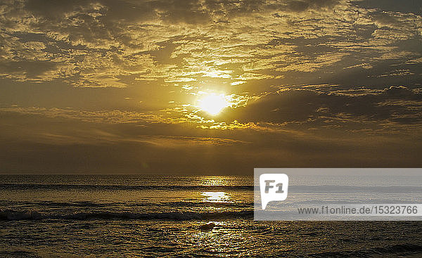 Südafrika  Provinz Westkap  Garden Route  Sonnenuntergang über dem Indischen Ozean  Jeffreys Bay