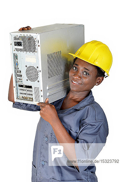 Junge Frau in der Computerwartung lädt eine Computer-CPU auf die Schulter