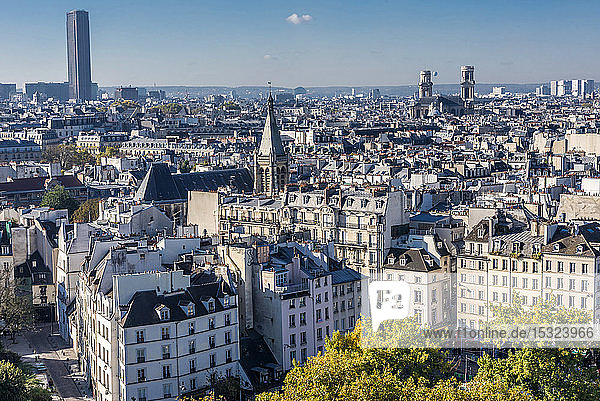 Frankreich  Paris  4. Arrondissement  Blick auf den Glockenturm der Kirche Saint-Severin  den Tour Montparnasse und die Türme der Kirche Saint Sulpice von den Türmen der Kathedrale Notre-Dame