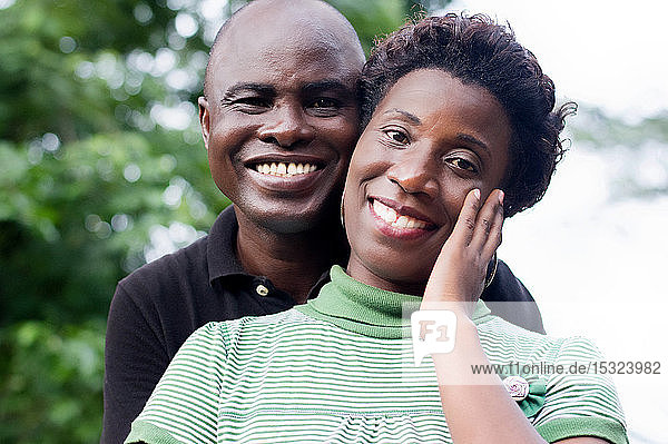 Porträt eines glücklichen  verliebten jungen Paares auf dem Lande.