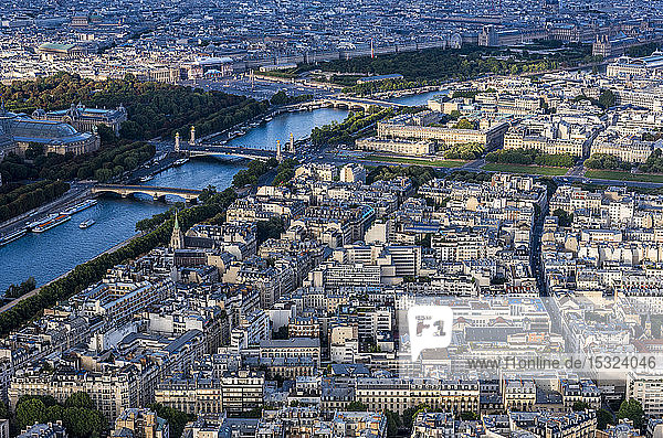 Frankreich  7. Arrondissement von Paris  Blick vom Eiffelturm (Esplanade des Invalides  Seine  Amerikanische Kirche in Paris)