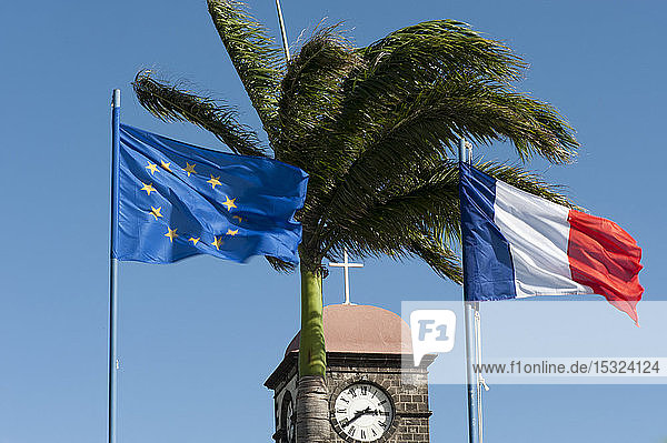Glockenturm der Kirche unter Palmen und Fahnen  St. Joseph  La Reunion  Überseegebiete  Frankreich