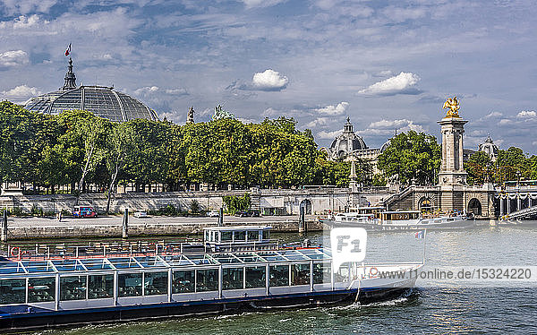 France  8th arrondissement of Paris  pont Alexandre III (19th century) over the Seine river  bateau-mouche (tourist river boat)