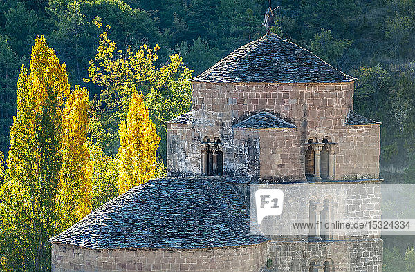 Spanien  Pyrenäen  Autonome Gemeinschaft Aragonien  Sierra de San Juan de la Pena  Dorf Santa Cruz de la Seros  Kirche der Heiligen Maria (11. Jahrhundert) (Jakobsweg) (Historisches Denkmal)