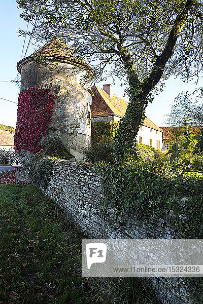 Europa  Frankreich  Burgund  Cote-d'Or  Bard les Epoisses  altes Haus mit Taubenschlag.