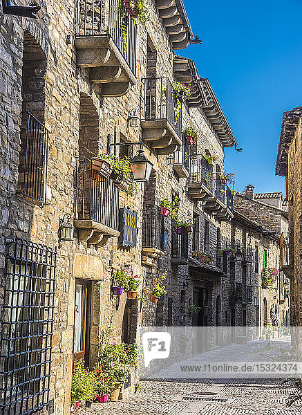 Spanien  Autonome Gemeinschaft Aragonien  Straßen von Ainsa (Schönstes Dorf Spaniens) (Saint-James-Weg)