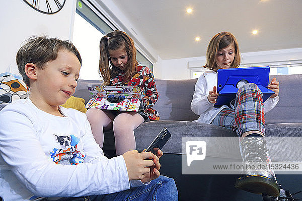 Kinder mit Smartphone und Laptop