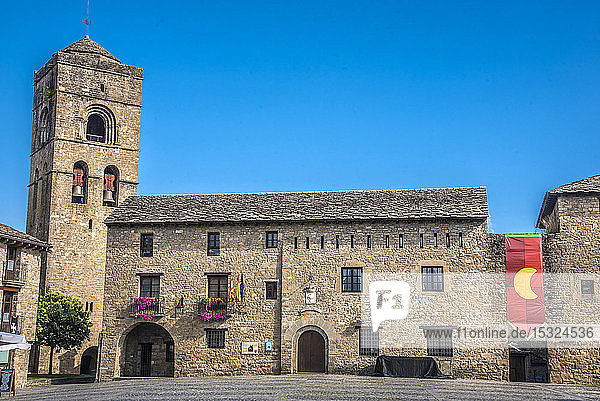 Spanien  Autonome Gemeinschaft Aragonien  Ainsa (Schönstes Dorf Spaniens)  Plaza Mayor und Kirche Santa Maria (11. Jahrhundert) (Jakobsweg)