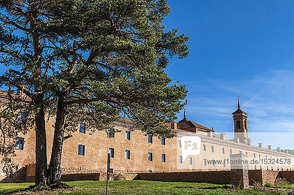 Spanien  Pyrenäen  Autonome Gemeinschaft Aragonien  neues Kloster San Juan de la Pena (17. Jahrhundert) (Weg des Heiligen Jakobus)