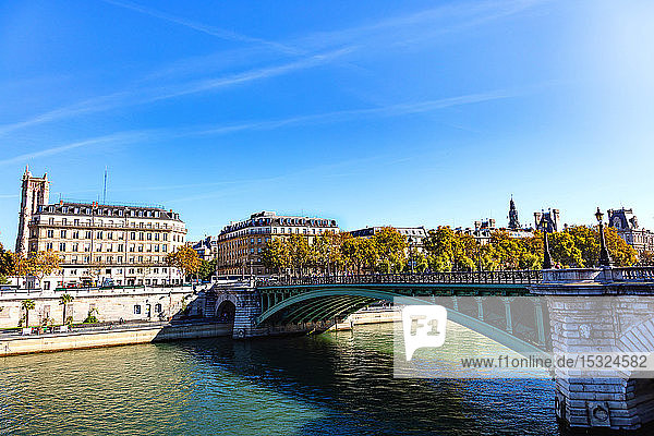 Frankreich  Paris  5. Oktober 2018: Blick auf die Brücke an der Börse  die Seine  das Theater der Stadt und den Turm Saint Jacques