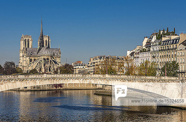 Frankreich  Paris  4. Arrondissement  Ile Saint-Louis mit den Wohngebäuden des Quai d'Orleans und der Pont de la Tournelle sowie der Kathedrale Notre-Dame von Paris im Hintergrund