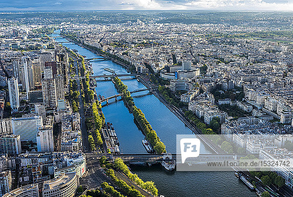 Frankreich  15. und 16. Arrondissement von Paris  Blick vom Eiffelturm (Seine  Ã®le aux Cygnes  pont de Bir-Hakeim  Maison de la Radio)