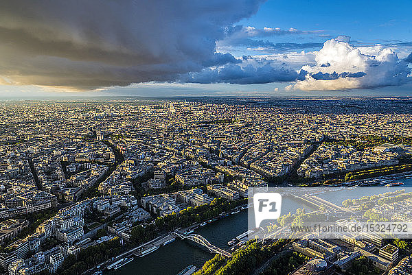 Frankreich  Paris  Blick vom Eiffelturm nach Norden (Seine  Passerelle Debilly  Pont de l'Alma  Palais de Tokyo  Arc de Triomphe de l'Etoile  Gerichtsgebäude Porte de Clichy)