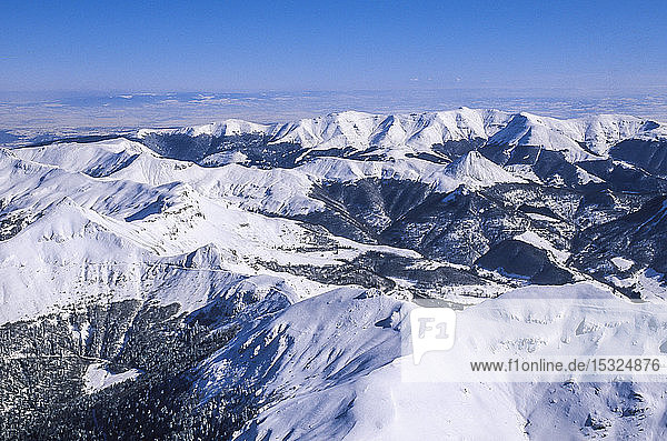 Auvergne  Cantal  Das Cantal-Gebirge mit Schnee bedeckt