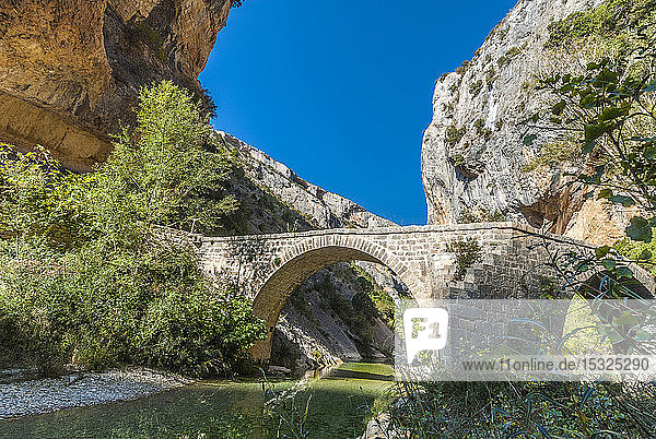 Spanien  Autonome Gemeinschaft Aragonien  Naturpark Sierra y CaÃ±ones de Guara  Schlucht des Vero-Flusses  Villacantal-BrÃ?cke (UNESCO-Welterbe fÃ?r die Felszeichnungen)