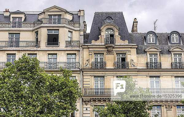 Frankreich  8. Arrondissement von Paris  Metrostation Champs-Elysees Clemenceau  Haussmannsche Gebäudefassaden an der Avenue George Vfa