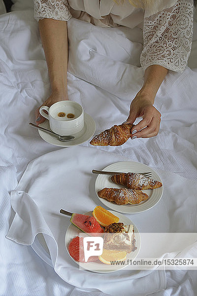 Frühstück im Bett Croissants Obst und Kaffee