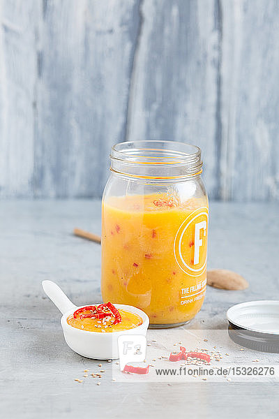 Ein Mango-Dip mit Chilis und Sesam