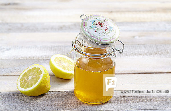 Zitronensirup mit Honig im Einmachglas