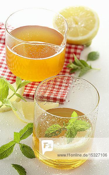 Zitronenmelissensirup mit Mineralwasser und Zitrone