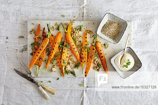 Gegrillte Karotten mit Farro  Frühlingszwiebeln  Karottenblättern  Sesam und einem Joghurtdip