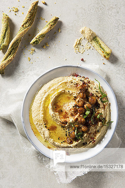 Kichererbsen-Hummus-Dip mit Basilikum-Brotstangen