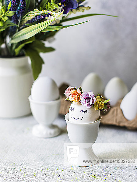 Ostereier mit Blumenschmuck in Eierbechern
