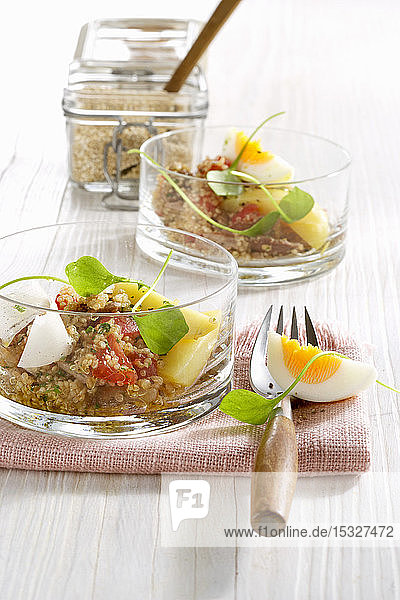 Warmer Quinoa-Salat mit Ei  Kartoffeln und Portulak