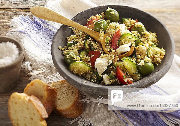Griechischer Hirsesalat mit Feta  Gurke  Tomate und grünen Oliven